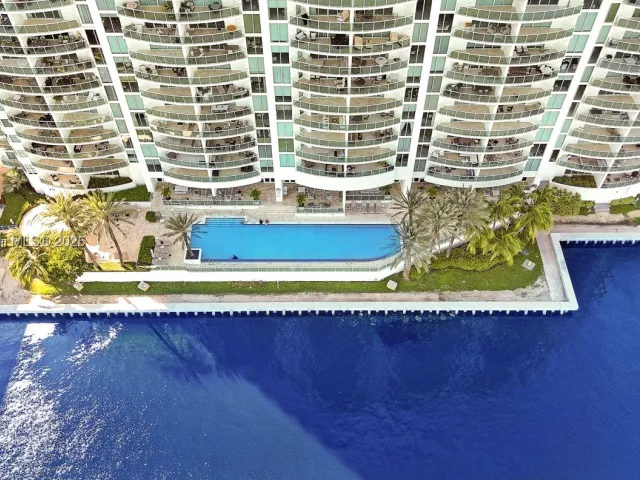 3-bedroom condo for sale in Aventura - 20201 E Country Club Dr 1903 - MondialRealty