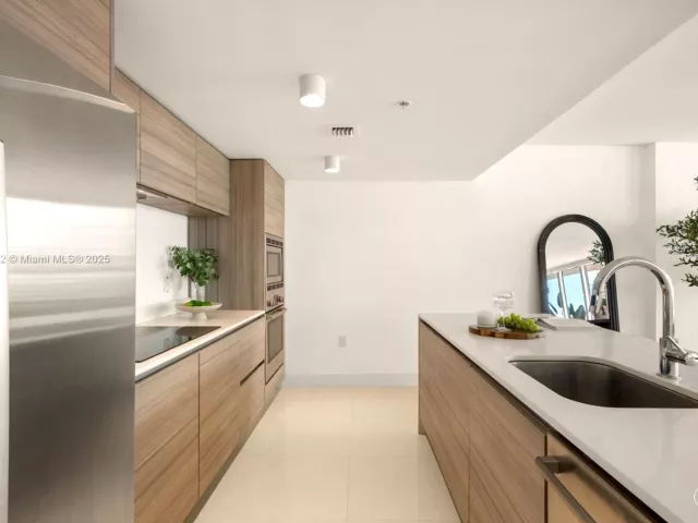 3-bedroom condo for rent in Miami Beach - 6620 Indian Creek Dr 713 - MondialRealty