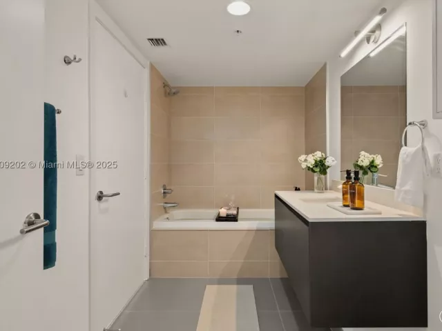 3-bedroom condo for rent in Miami Beach - 6620 Indian Creek Dr 713 - MondialRealty