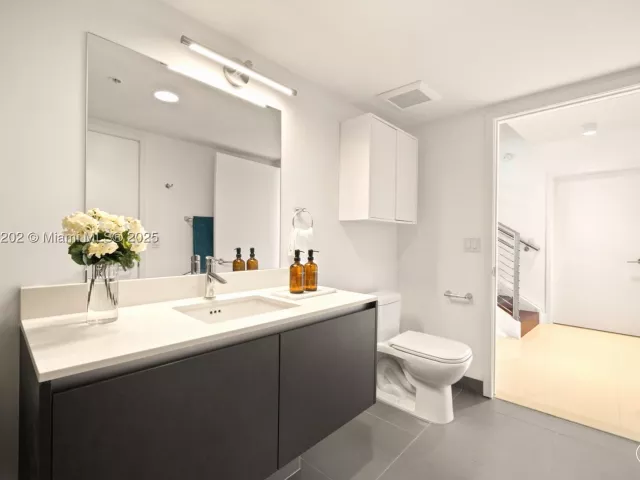 3-bedroom condo for rent in Miami Beach - 6620 Indian Creek Dr 713 - MondialRealty
