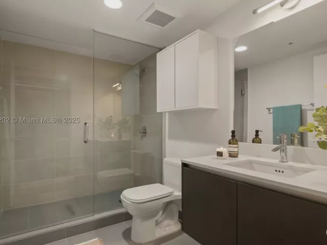 3-bedroom condo for rent in Miami Beach - 6620 Indian Creek Dr 713 - MondialRealty