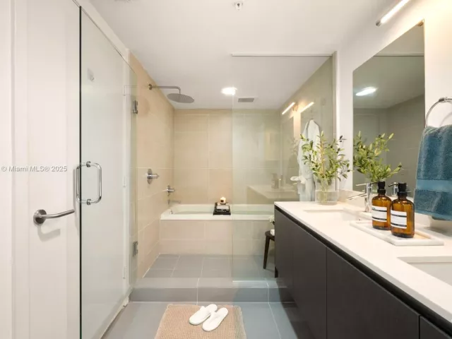 3-bedroom condo for rent in Miami Beach - 6620 Indian Creek Dr 713 - MondialRealty