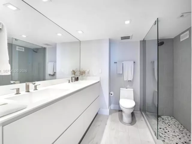 2-bedroom condo for sale in Miami Beach - 2301 Collins Ave 1414/1415 - MondialRealty