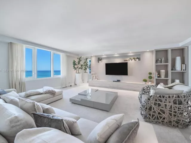 2-bedroom condo for sale in Miami Beach - 2301 Collins Ave 1414/1415 - MondialRealty