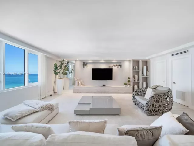 2-bedroom condo for sale in Miami Beach - 2301 Collins Ave 1414/1415 - MondialRealty