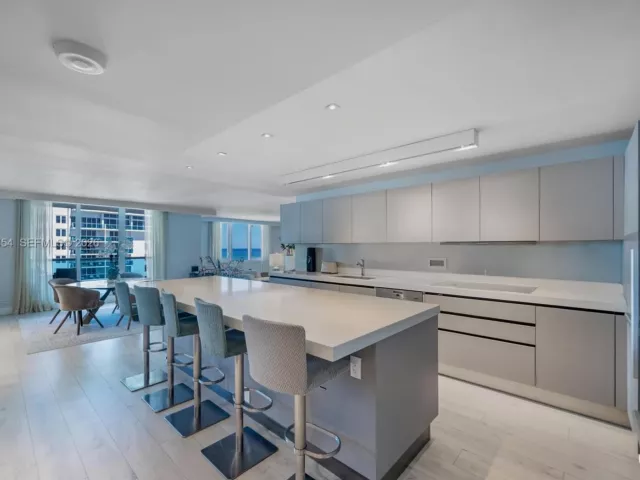 2-bedroom condo for sale in Miami Beach - 2301 Collins Ave 1414/1415 - MondialRealty
