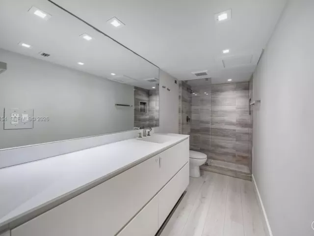 2-bedroom condo for sale in Miami Beach - 2301 Collins Ave 1414/1415 - MondialRealty