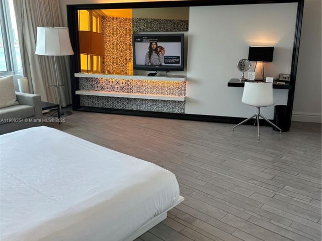 1-bedroom condo for sale in Miami Beach - 1100 West Ave 1206 - MondialRealty
