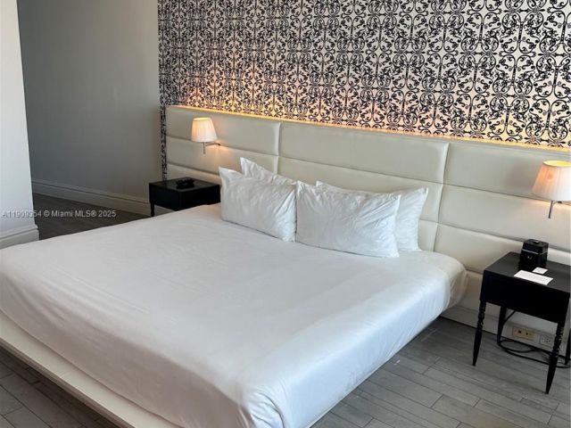 1-bedroom condo for sale in Miami Beach - 1100 West Ave 1206 - MondialRealty