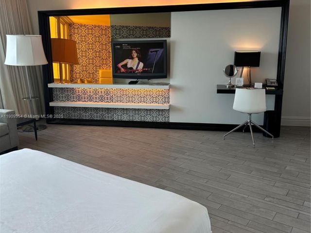 1-bedroom condo for sale in Miami Beach - 1100 West Ave 1206 - MondialRealty