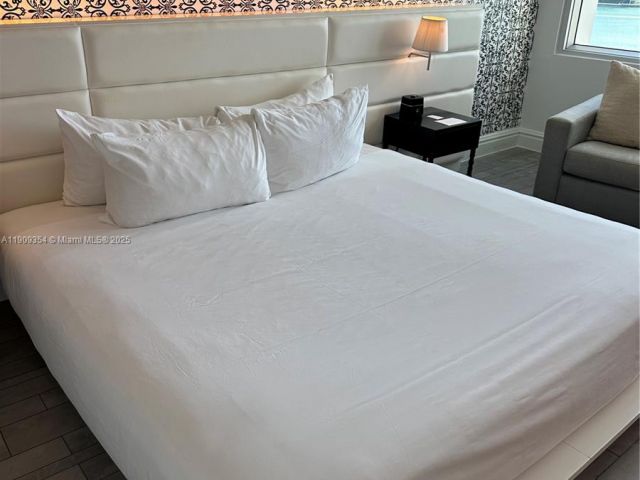 1-bedroom condo for sale in Miami Beach - 1100 West Ave 1206 - MondialRealty