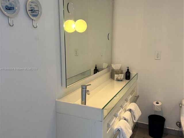 1-bedroom condo for sale in Miami Beach - 1100 West Ave 1206 - MondialRealty