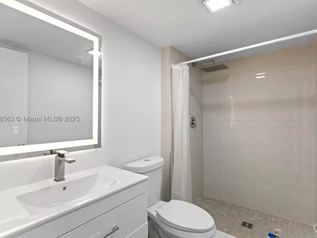 2-bedroom condo for sale in Sunny Isles Beach - 100 Bayview Dr 227 - MondialRealty