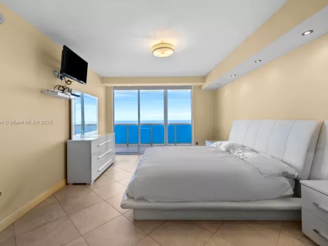 3-bedroom condo for sale in Hallandale Beach - 1800 S Ocean Dr 2603 - MondialRealty