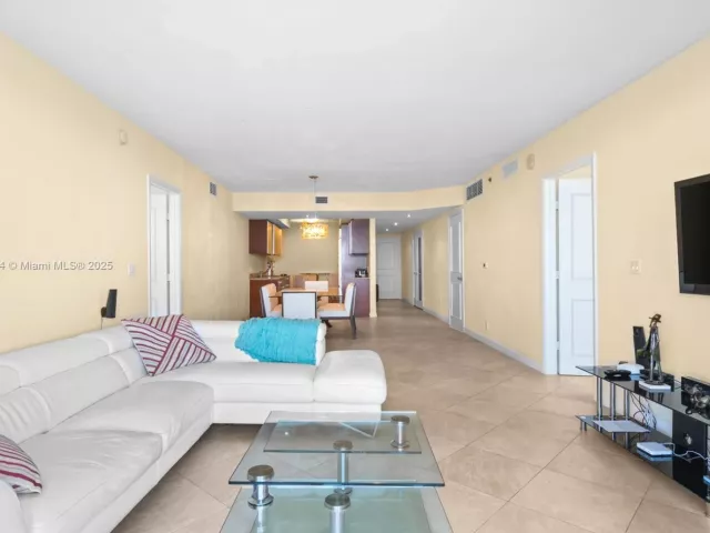 3-bedroom condo for sale in Hallandale Beach - 1800 S Ocean Dr 2603 - MondialRealty