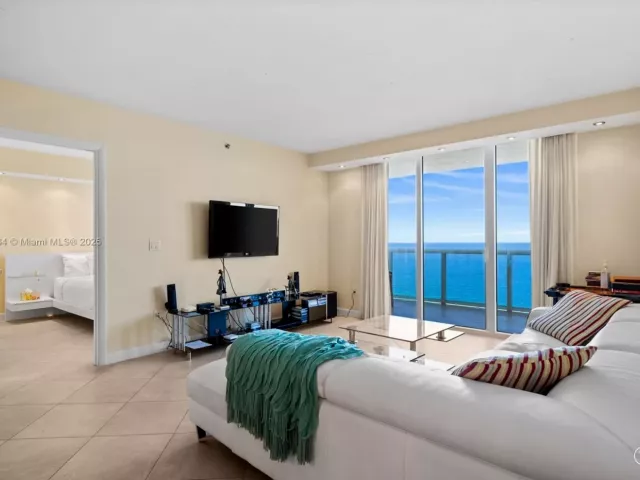 3-bedroom condo for sale in Hallandale Beach - 1800 S Ocean Dr 2603 - MondialRealty
