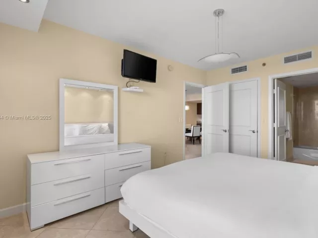 3-bedroom condo for sale in Hallandale Beach - 1800 S Ocean Dr 2603 - MondialRealty