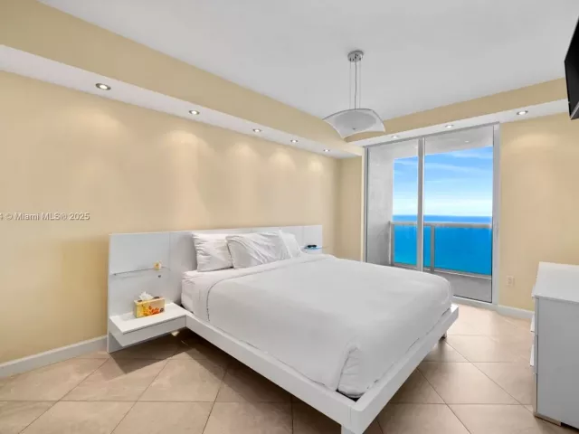 3-bedroom condo for sale in Hallandale Beach - 1800 S Ocean Dr 2603 - MondialRealty