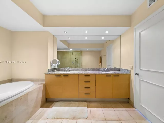 3-bedroom condo for sale in Hallandale Beach - 1800 S Ocean Dr 2603 - MondialRealty