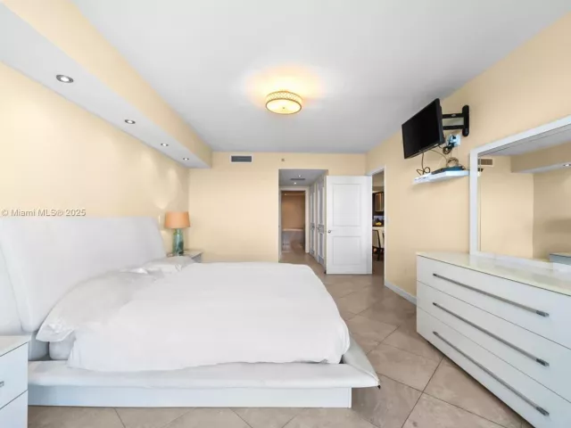 3-bedroom condo for sale in Hallandale Beach - 1800 S Ocean Dr 2603 - MondialRealty
