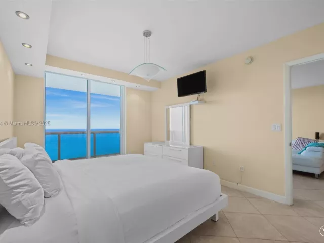 3-bedroom condo for sale in Hallandale Beach - 1800 S Ocean Dr 2603 - MondialRealty