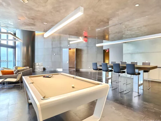 3-bedroom condo for rent in Sunny Isles Beach - 18555 Collins Ave 4804 - MondialRealty