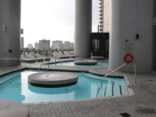 3-bedroom condo for rent in Sunny Isles Beach - 18555 Collins Ave 4804 - MondialRealty