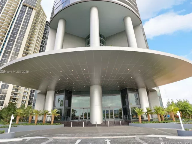 3-bedroom condo for rent in Sunny Isles Beach - 18555 Collins Ave 4804 - MondialRealty