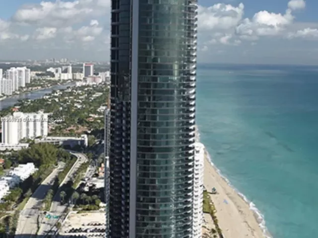 3-bedroom condo for rent in Sunny Isles Beach - 18555 Collins Ave 4804 - MondialRealty