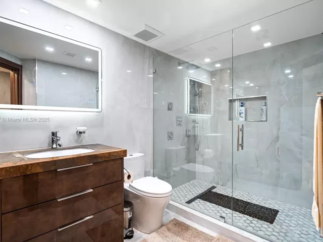 2-bedroom condo for sale in Surfside - 9559 Collins Ave S8-F - MondialRealty