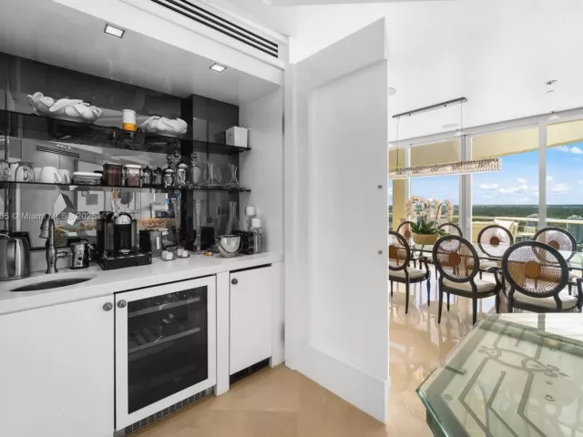 6-bedroom condo for sale in Aventura - 7000 Island Blvd PH-02 - MondialRealty