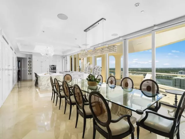 6-bedroom condo for sale in Aventura - 7000 Island Blvd PH-02 - MondialRealty