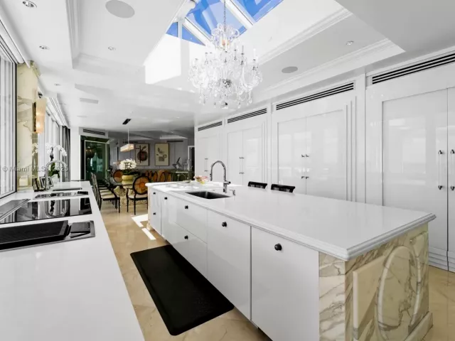 6-bedroom condo for sale in Aventura - 7000 Island Blvd PH-02 - MondialRealty