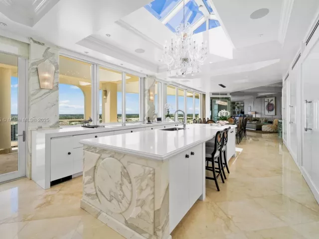 6-bedroom condo for sale in Aventura - 7000 Island Blvd PH-02 - MondialRealty