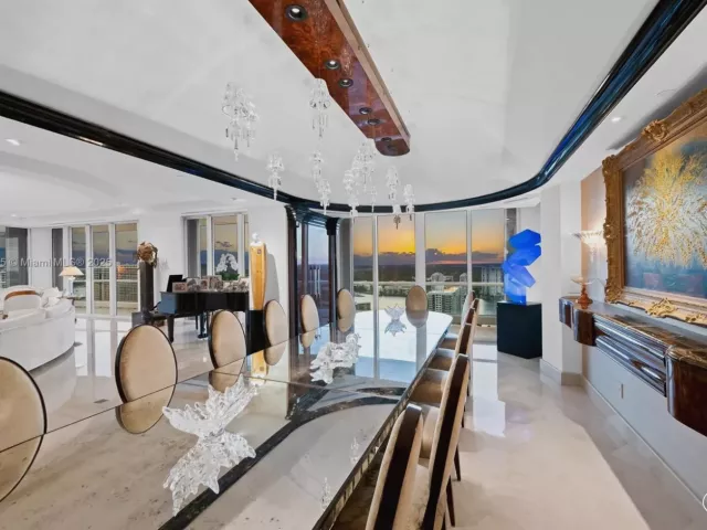 6-bedroom condo for sale in Aventura - 7000 Island Blvd PH-02 - MondialRealty