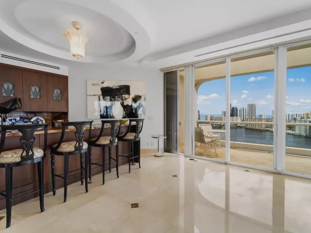 6-bedroom condo for sale in Aventura - 7000 Island Blvd PH-02 - MondialRealty