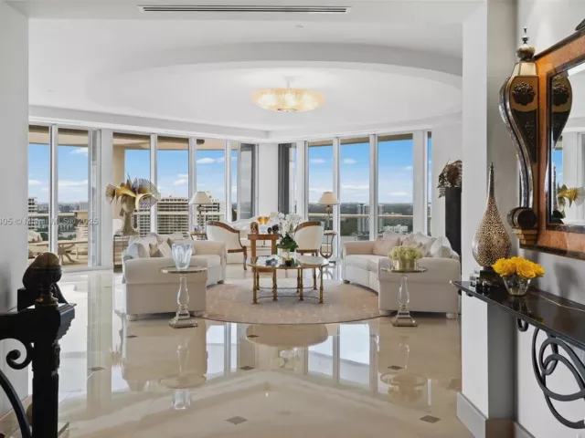 6-bedroom condo for sale in Aventura - 7000 Island Blvd PH-02 - MondialRealty