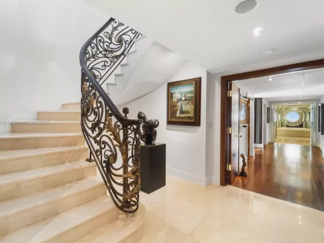 6-bedroom condo for sale in Aventura - 7000 Island Blvd PH-02 - MondialRealty