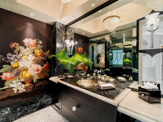 6-bedroom condo for sale in Aventura - 7000 Island Blvd PH-02 - MondialRealty