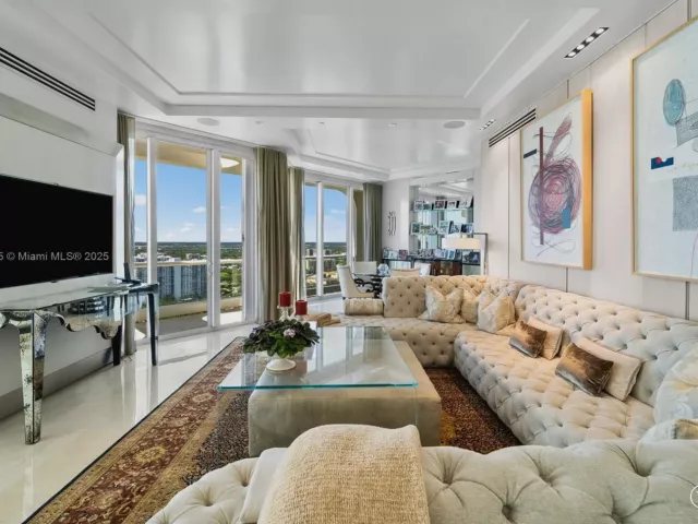 6-bedroom condo for sale in Aventura - 7000 Island Blvd PH-02 - MondialRealty