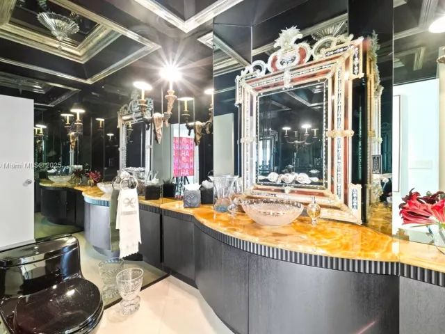 6-bedroom condo for sale in Aventura - 7000 Island Blvd PH-02 - MondialRealty