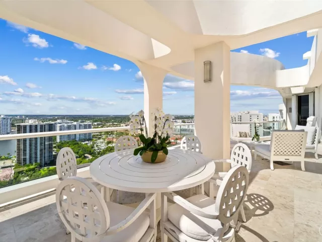 6-bedroom condo for sale in Aventura - 7000 Island Blvd PH-02 - MondialRealty