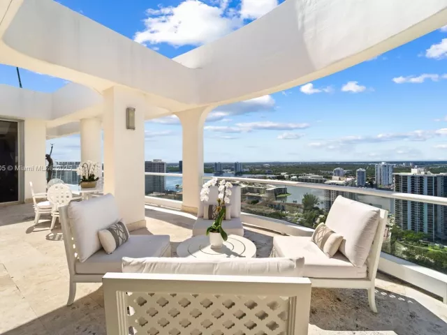 6-bedroom condo for sale in Aventura - 7000 Island Blvd PH-02 - MondialRealty