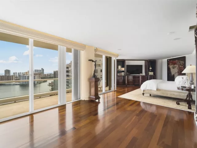 6-bedroom condo for sale in Aventura - 7000 Island Blvd PH-02 - MondialRealty