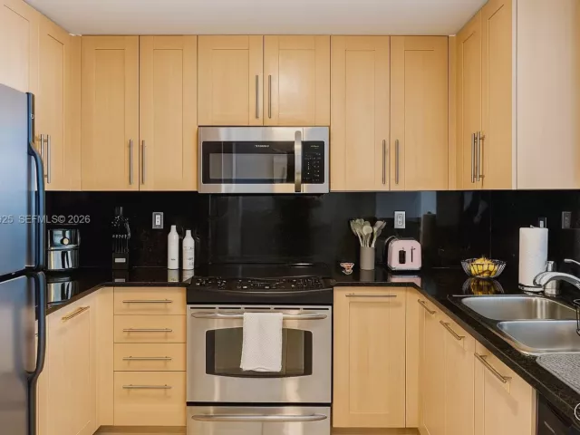 2-bedroom condo for sale in Fort Lauderdale - 511 SE 5th Ave 1408 - MondialRealty