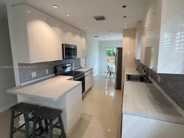 3-bedroom home for rent in Surfside - 9464 Abbott Ave - MondialRealty