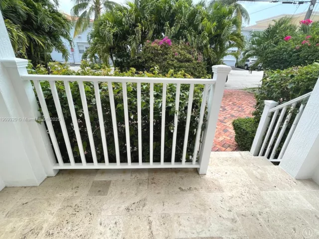 3-bedroom home for rent in Surfside - 9464 Abbott Ave - MondialRealty