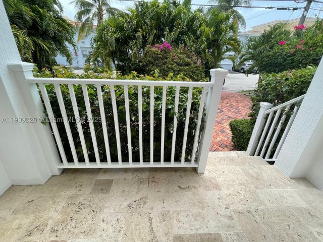 3-bedroom home for rent in Surfside - 9464 Abbott Ave - MondialRealty