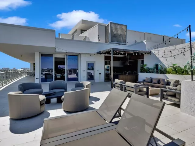 4-bedroom condo for sale in Fort Lauderdale - 1180 N Federal Hwy 1602 - MondialRealty