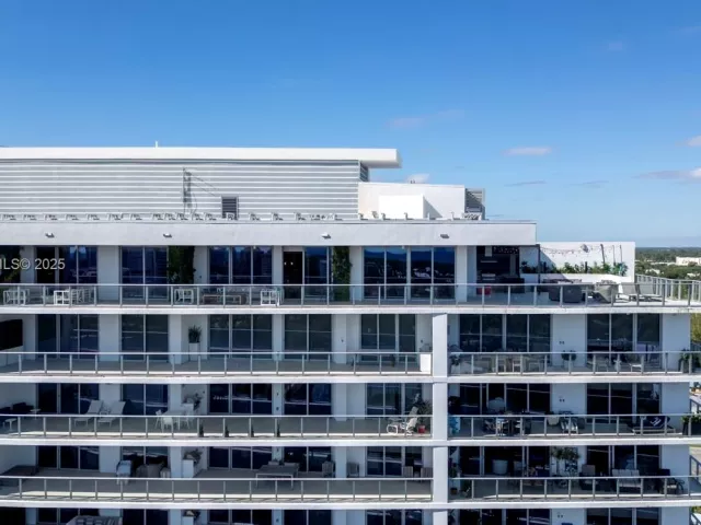 4-bedroom condo for sale in Fort Lauderdale - 1180 N Federal Hwy 1602 - MondialRealty